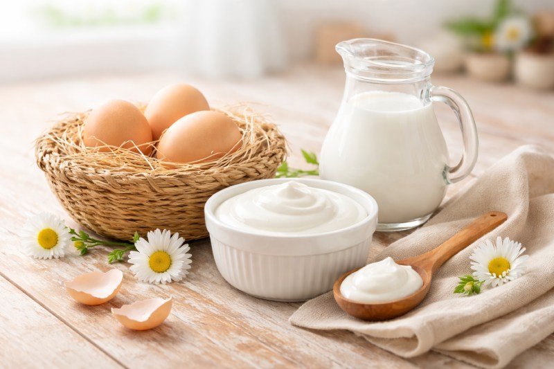 Cách ủ tóc bằng trứng gà kết hợp với sữa chua