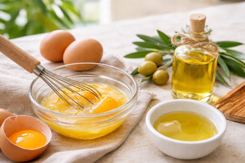 ủ tóc bằng trứng gà với dầu oliu